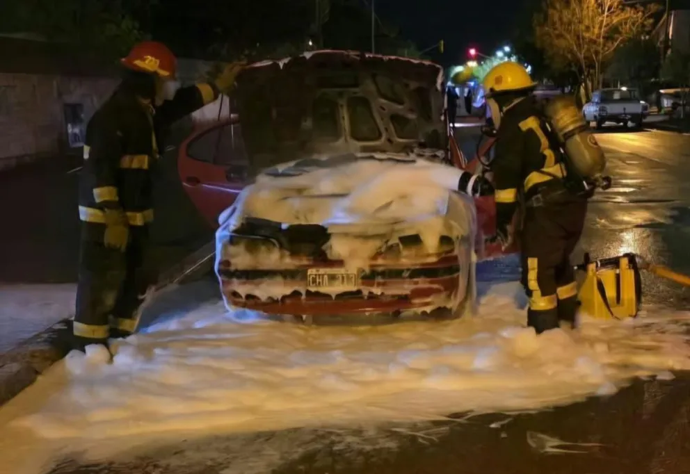 Los bomberos de Centenario lograron apagar las llamas que consumían el vehículo. Foto: gentileza Centenario Digital.
