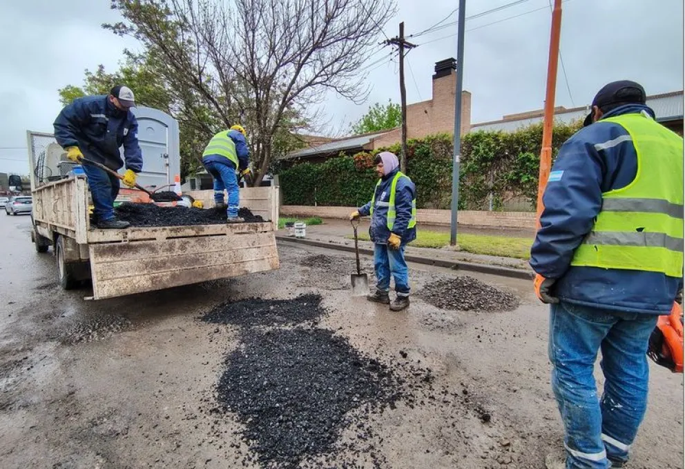 La semana próximo se acelerará el programa de bacheo en Cipolletti. Foto: Prensa Municipalidad.