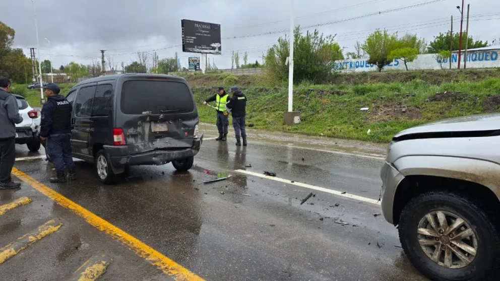 Cinco autos participaron del choque en cadena que se produjo sobre la ruta 7, frente al acceso al cementerio. El detalle: allí hay semáforo.