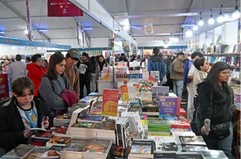La Feria del Libro cumple 21 ediciones y se extenderá hasta el domingo 18. Hoy, presentaciones de libros, música, danzas y películas. Foto: gentileza.