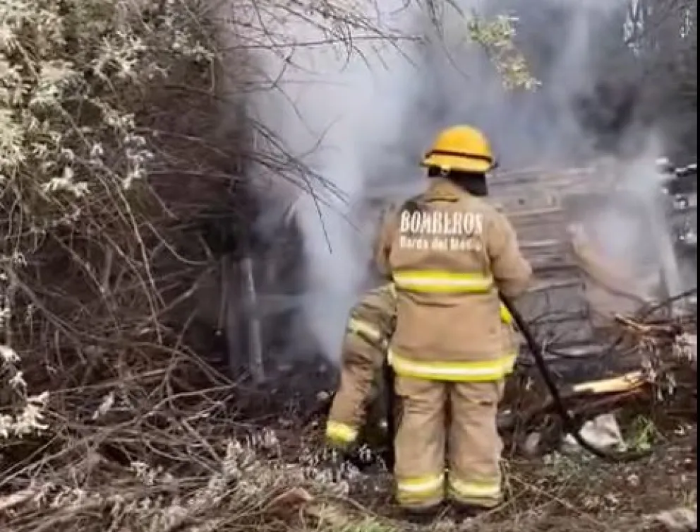 El vehículo menor volcó a un costado de la ruta 151 y se incendió. No hubo víctimas fatales y los heridos fueron asistidos por las ambulancias en el lugar. Foto: gentileza Bomberos de Barda del Medio.