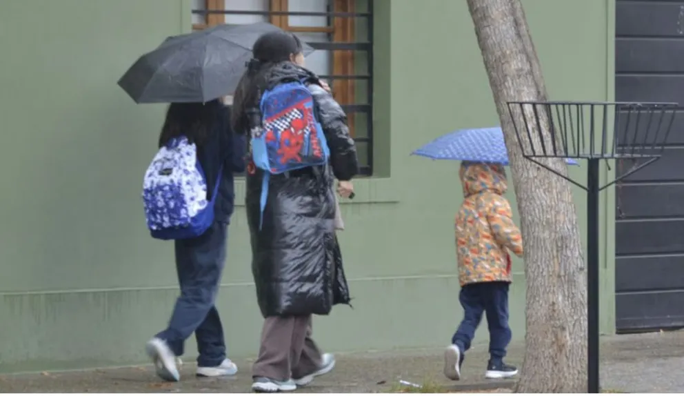 No hay que apurarse a guardar impermeables y paraguas: como sigue el clima durante esta semana. Foto: archivo.