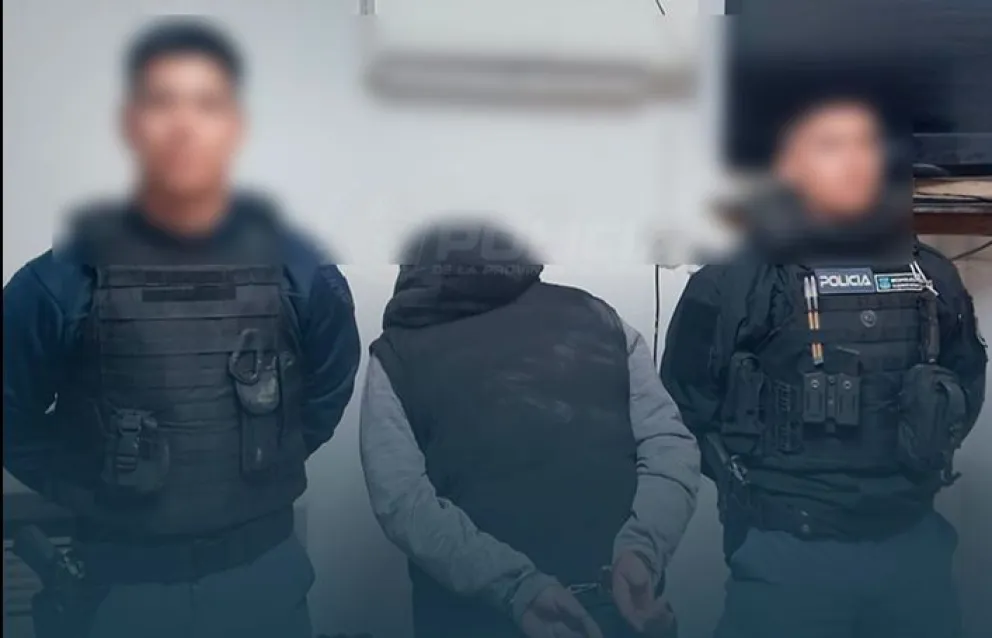El sujeto intentó escapar corriendo por los techos del complejo pero fue detectado y detenido. Foto: Policía de Neuquén.