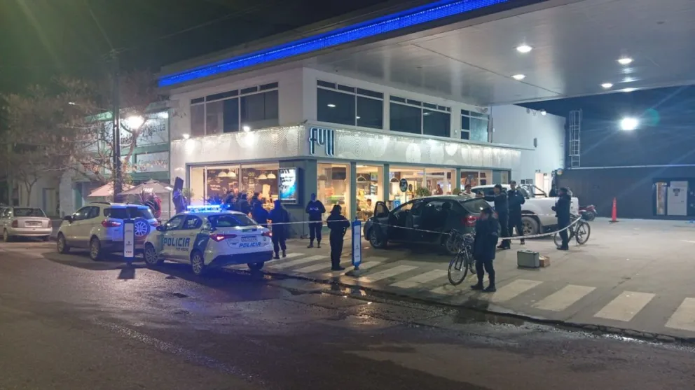 Durante el operativo lograron detener a los cuatro jóvenes. El Logan tenía pedido de secuestro por hurto agravado. Y secuestraron dos pistolas calibre 22, municiones y cápsulas servidas. Foto: Policía Río Negro.