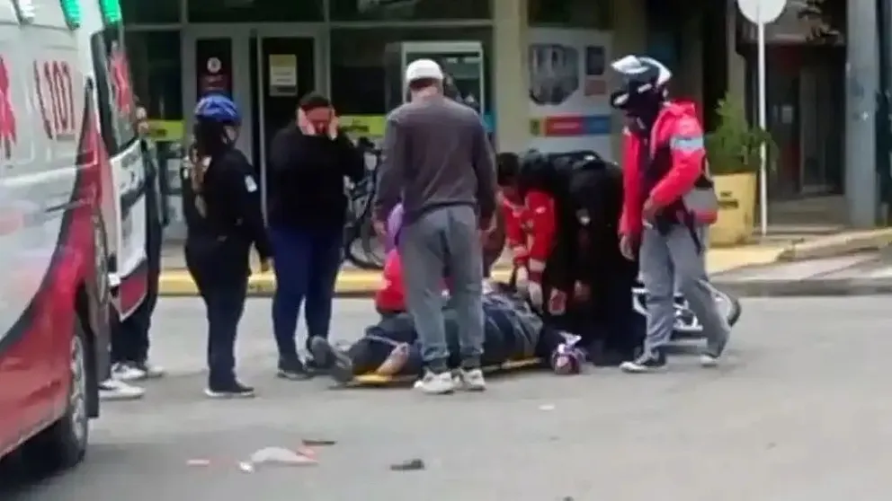 El choque entre una moto y un colectivo de la línea 12 del COLE 