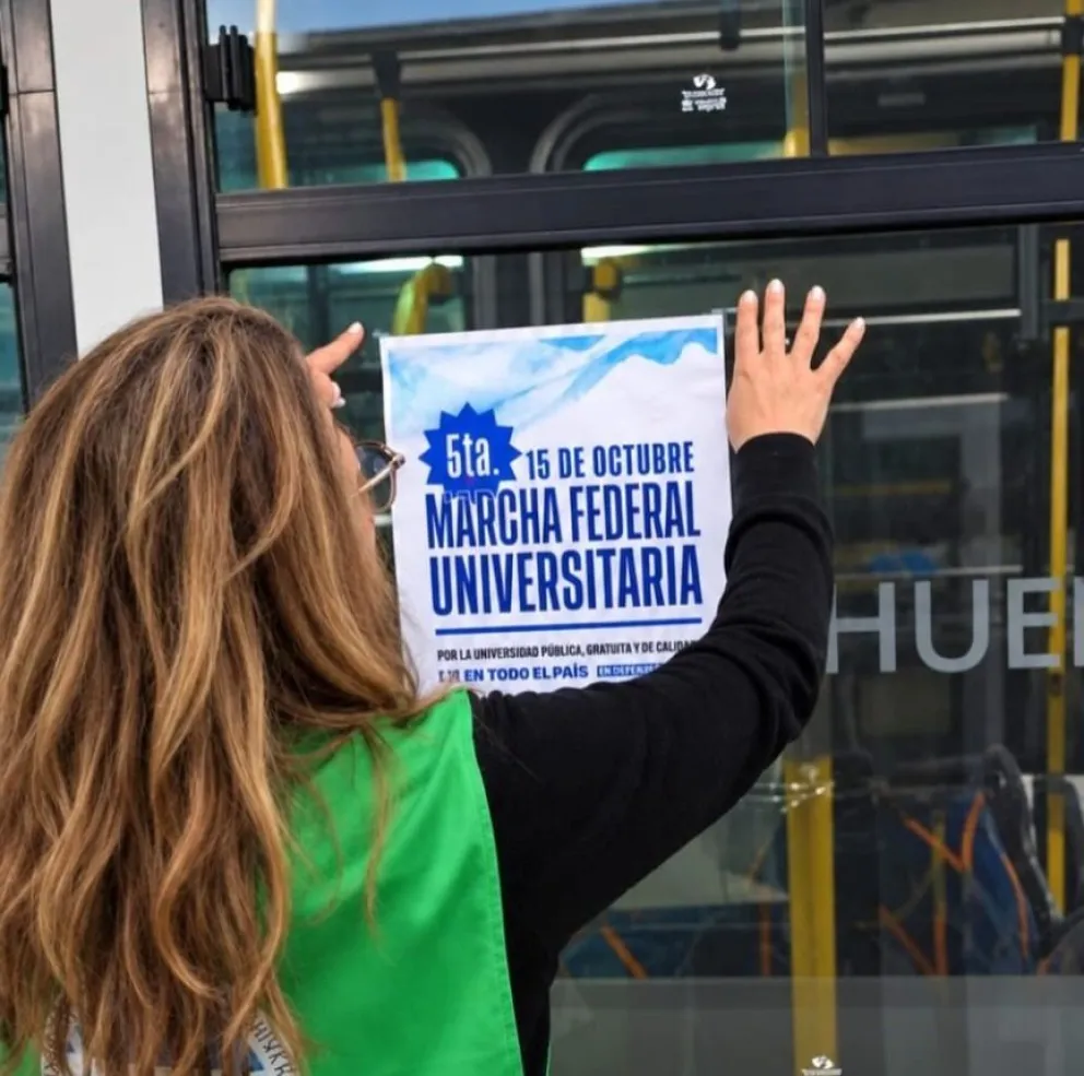 La incorporación de carteles en 60 colectivos representa una acción de difusión en distintos puntos del Alto Valle, aprovechando el alcance del transporte público. Foto gentileza