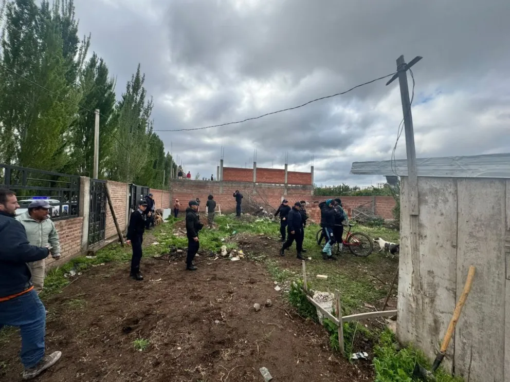 Durante el procedimiento, dos mujeres se enfrentaron físicamente y una de ellas sufrió un corte superficial en la frente. Foto gentileza Unidad Cuarta. 