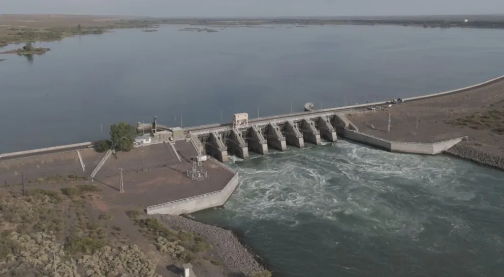 El dique compensador de El Chañar, sobre el río Neuquén, es el "cierre" del sistema de prevención conocido como Cerros Colorados. Foto: gentileza.