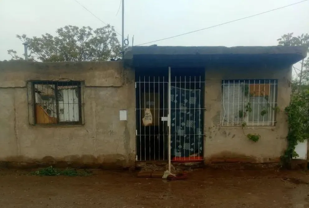 La mujer y sus cuatro hijos están viviendo en una casa del barrio Villarino pero tienen una orden de desalojo pendiente. "No quiero perderlos por no tener una vivienda", dijo. Foto: gentileza.