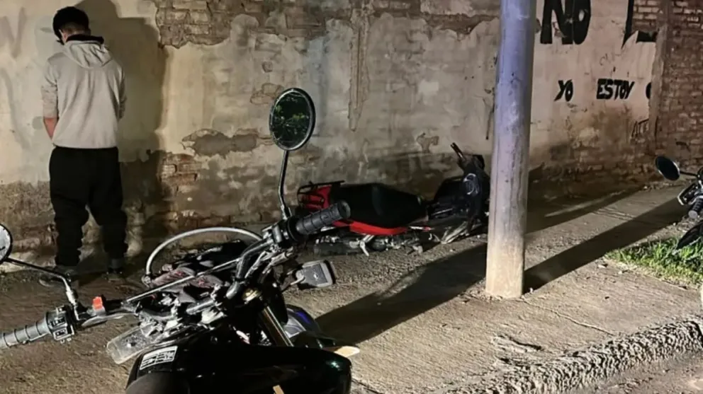 Los adolescentes circulaban en una moto robada cuando se encontraron con un control policial. En el intento de fuga chocaron contra un paredón. Foto: Policía de Río Negro.