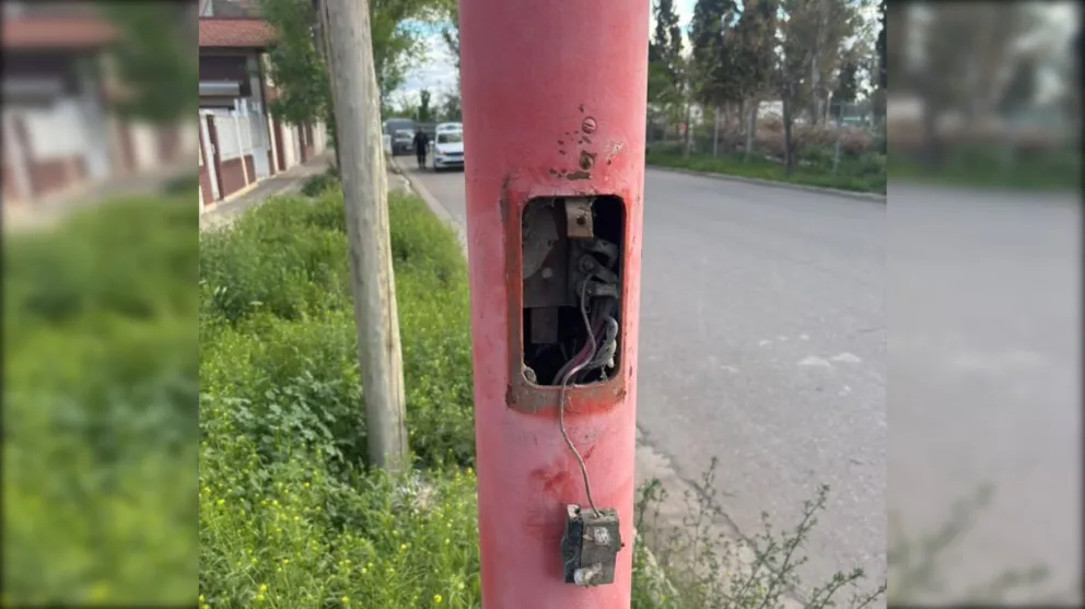 Un delito que se viene repitiendo: vandalizar los postes de luz para arrancar el cableado. Foto: gentileza.