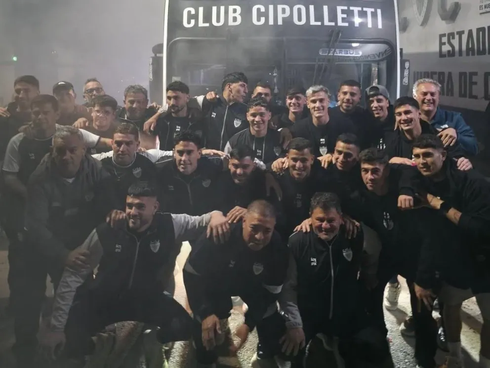 El plantel de Cipo antes del viaje: una multitud se convocó en la sede de Mengelle y O'Higgins para despedirlo con un banderazo. Foto: gentileza.