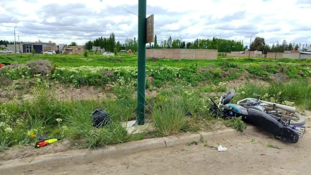 Fue asistida en el lugar y trasladada en ambulancia al hospital de Fernández Oro, donde se confirmó su fallecimiento. Foto gentileza Miguel Ángel Parra