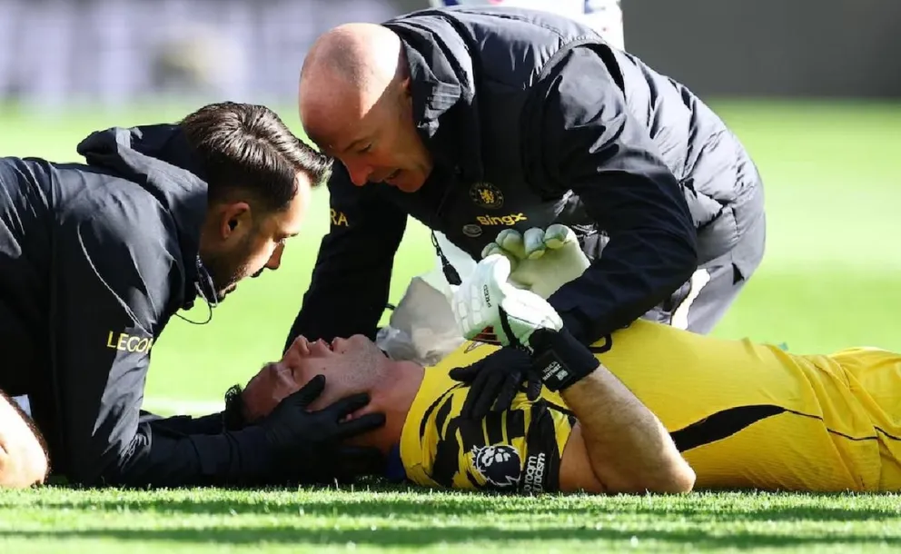 Cuello ortopédico y oxígeno para Dibu Martínez, tras el duro golpe que sufrió durante Everton vs. Chelsea. Foto Phill Noble
