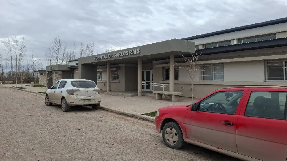La joven tras el accidente recibió asistencia en el lugar y fue trasladada en ambulancia al hospital de Fernández Oro. Foto Cipo360