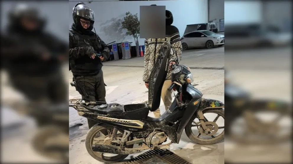 El conductor de la moto, de 19 años, fue imputado por tenencia de narcóticos. La moto fue secuestrada. Foto Policía de Río Negro.