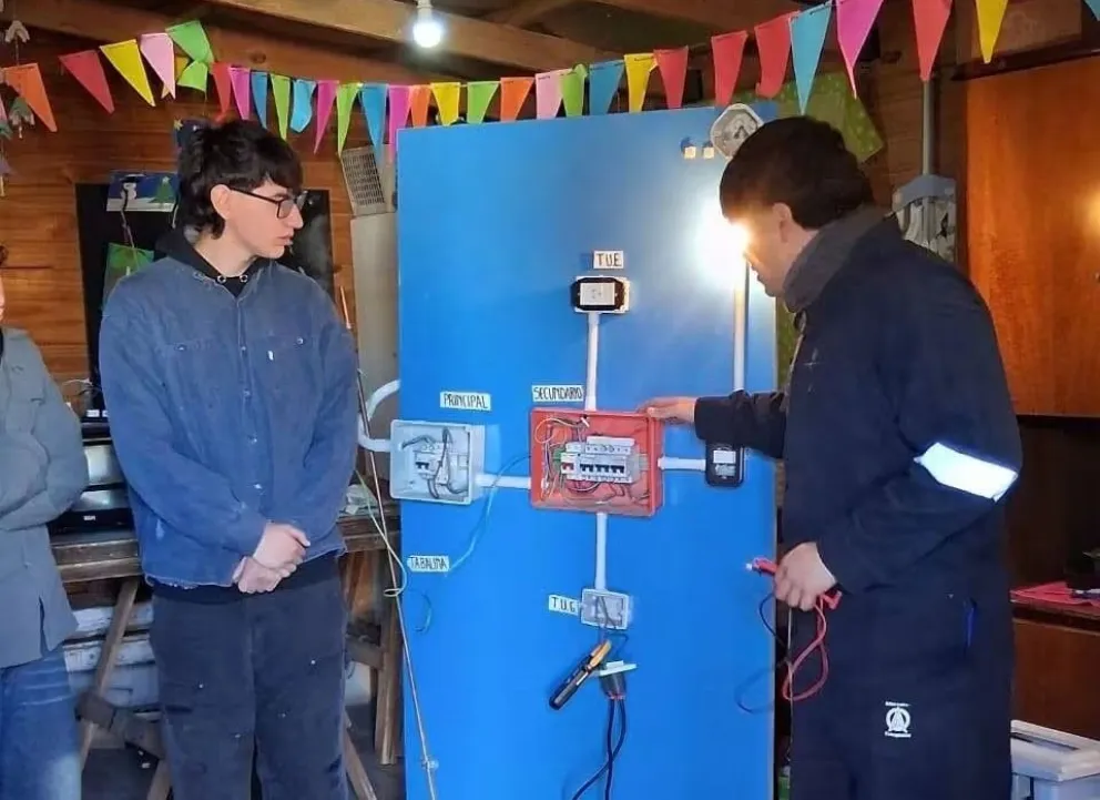 Los estudiantes realizarán ensayos para explicar el funcionamiento de los dispositivos de protección frente a problemas frecuentes. Foto gentileza