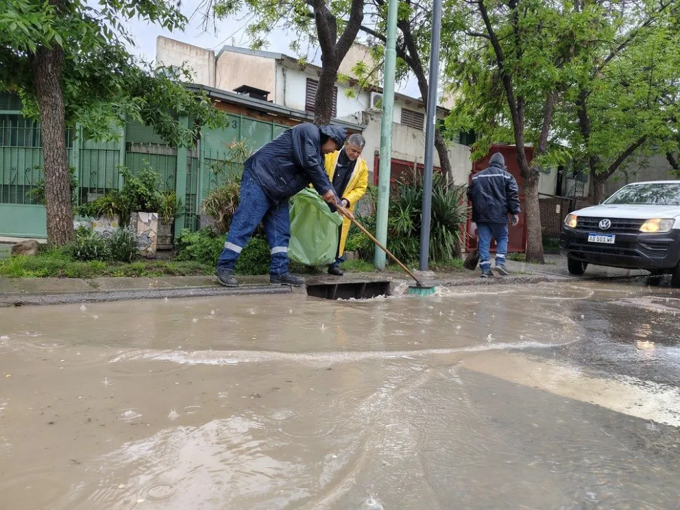 Los equipos municipales realizan tareas de limpieza de desagües y mantenimiento de calles/ imagen gentileza