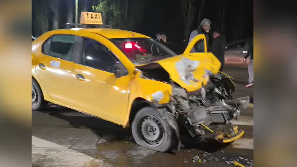 El choque ocurrió el lunes por la noche en el acceso a Valentina Sur, sobre la avenida Mosconi, en Neuquén capital / imagen gentileza