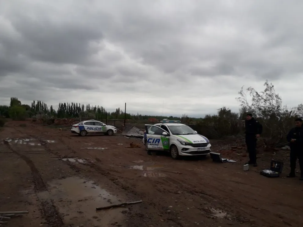 La policía encontró el cadáver en un puesto de El Arroyón. Los vecinos denunciaron que hacía varios días que no veían al propietario. Foto: gentileza Canal 3 El Arroyón.