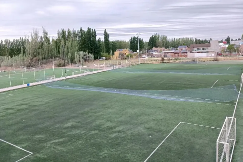 Benítez, de 41 años, se descompensó mientras jugaba al fútbol en el complejo deportivo "La Revancha", de Centenario. Foto: gentileza.