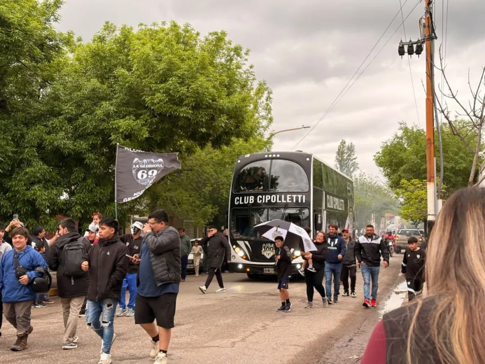 Los hinchas de Cipolletti se acercaron a La Visera para despedir al plantel / imagen cipo360