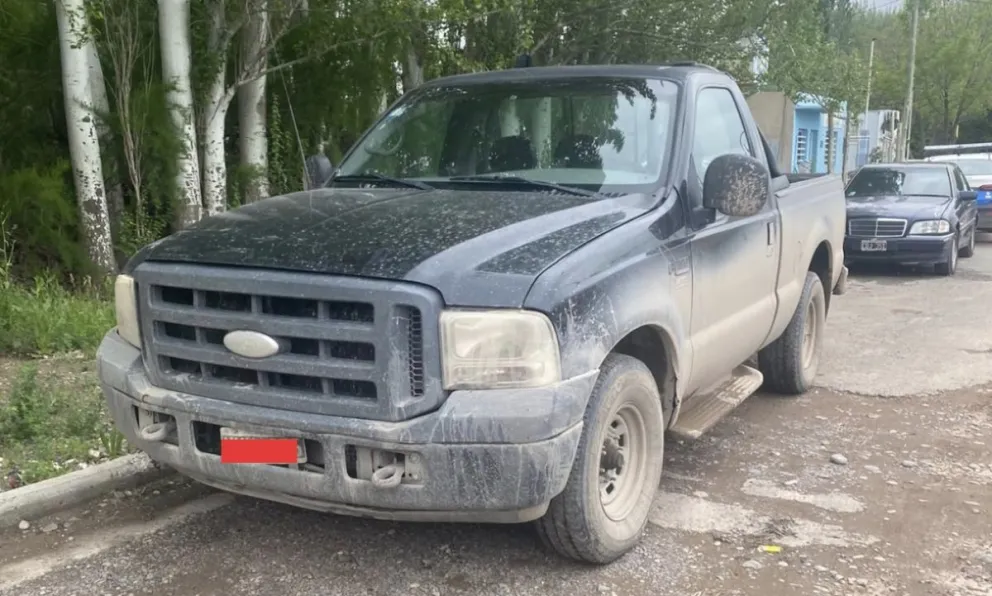 La camioneta Ford F-100 era requerida por una fiscalía de Mendoza que investiga una causa por estafa. Foto: Prensa Ministerio de Seguridad.