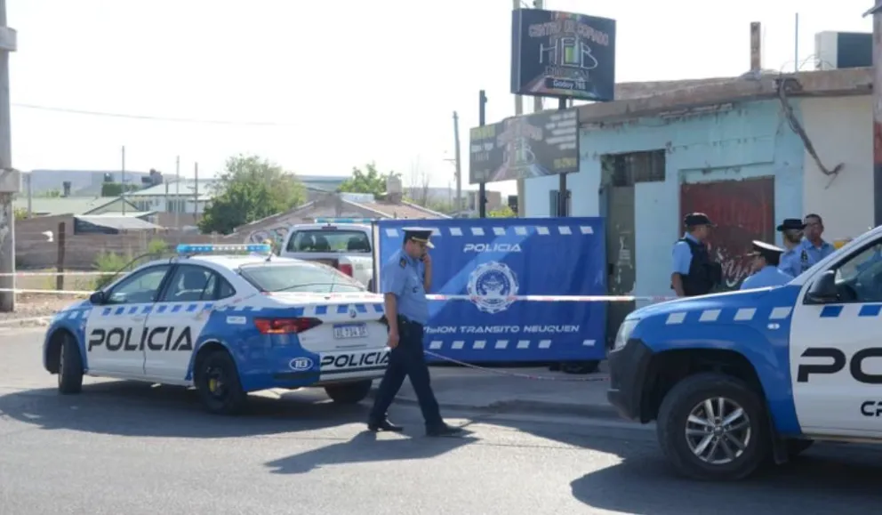 El insólito hecho se produjo en una esquina del barrio San Lorenzo, en Neuquén: la víctima esperaba el colectivo para ir a trabajar cuando apareció un delincuente que lo amenazó con una picana. Foto: archivo.