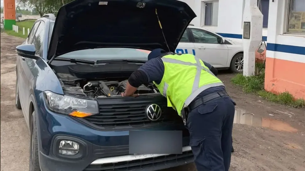 Además del repintado, visible en las puertas, le habían colocado patentes truchas y le adulteraron la numeración del chasis y del motor. La T-Cross quedó retenida e investigan su procedencia. Foto: Policía de Río Negro.