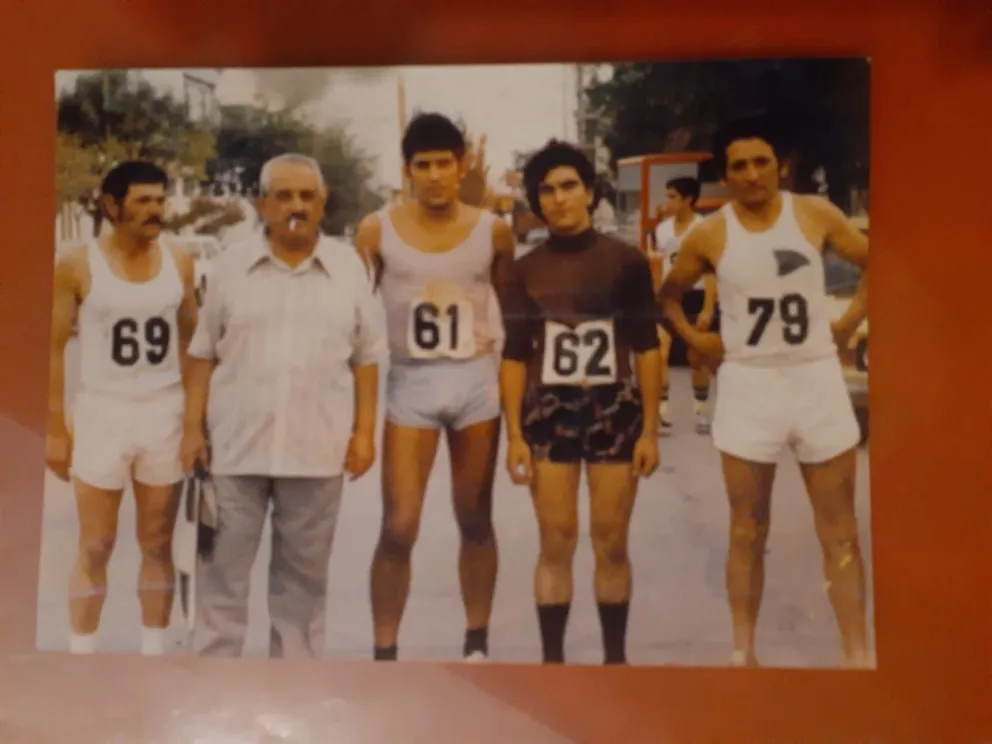 Don Osvaldo Quiñones, de camisa, junto a un grupo de atletas en la década del '70. Fue un pionero en la promoción y la organización de competencias del deporte amateur. Foto: gentileza.