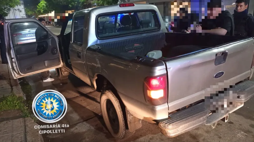 Los dos ocupantes de la camioneta fueron demorados por conducción imprudente en pleno centro y se averiguan sus antecedentes. Foto: gentileza.