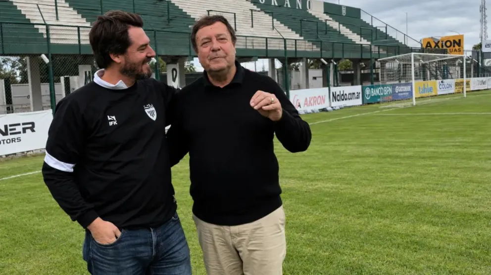 Weretilneck y Buteler, en la cancha con los hinchas.
Crédito: Gobierno de Río Negro