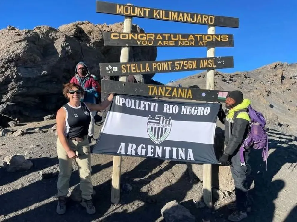 Desde África, la cipoleña Viviana Ramirez hizo cumbre en la montaña de Kilimanjaro y le hace el aguante a Cipolletti este Domingo. Foto gentileza