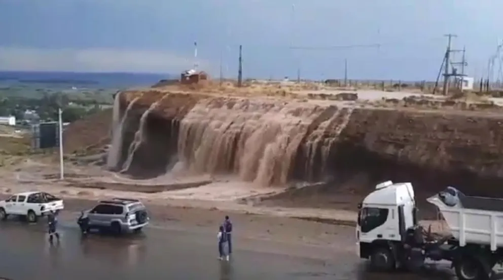 Una imagen de la localidad de Añelo: las intensas lluvias desbordan los sistema de defensa. Foto: gentileza. 