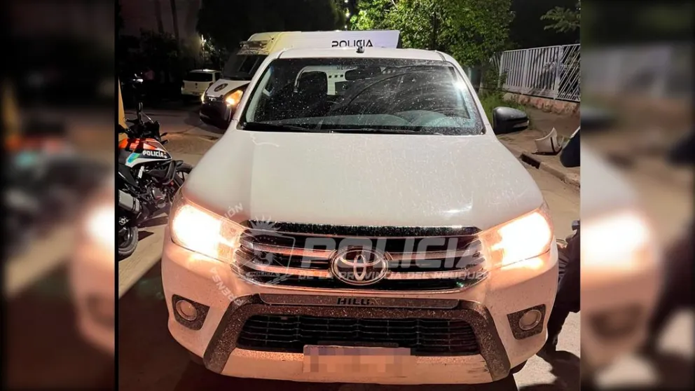 La camioneta Toyota Hilux fue retenida por decisión de la fiscalía. Se hará una nueva requisa. Su conductor tenía 1,9 gr/l de alcohol en sangre. Foto: Policía de Neuquén.