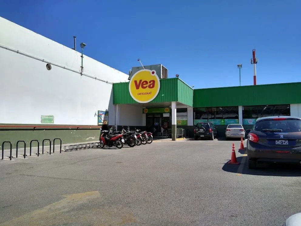 La sucursal Vea que cerraría a fin de mes esta ubicada en Manuel Láinez 115, en pleno centro de Neuquén capital. Foto redes sociales