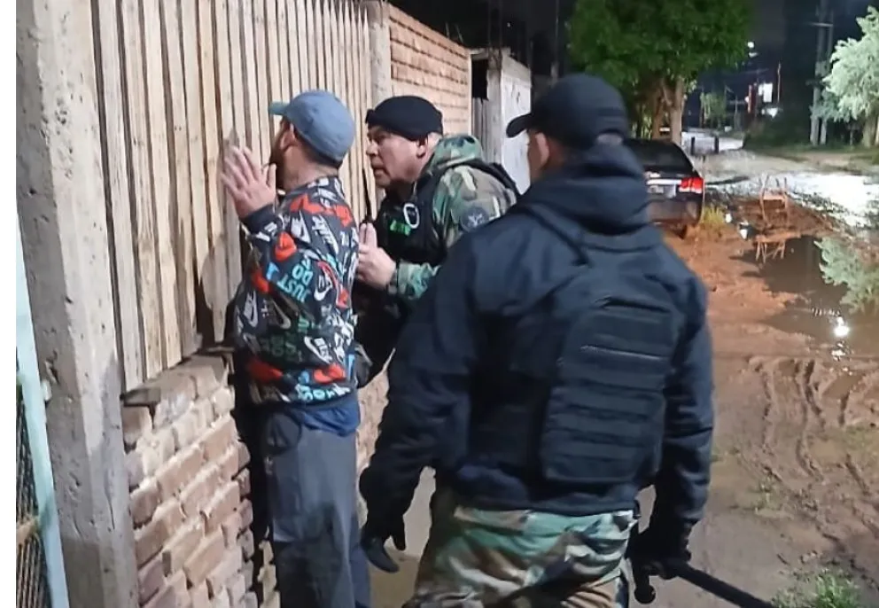 El hombre, de 29 años, fue detenido cuando intentó eludir el control. Entre sus ropas encontraron un sobre con un polvo blanquecino. Foto: Policía de Río Negro.