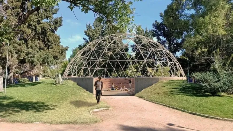 El anfiteatro tendrá un domo geodésico metálico que cubrirá la totalidad del anfiteatro. Foto: municipio de Cipolletti.