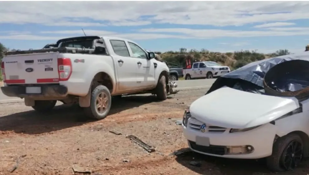 El choque frontal se produjo sobre la ruta nacional 151, a 40 kilómetros de Catriel. El motivo: una maniobra brusca para esquivar uno de los profundos pozos que existen sobre el pavimento. Foto: gentileza.