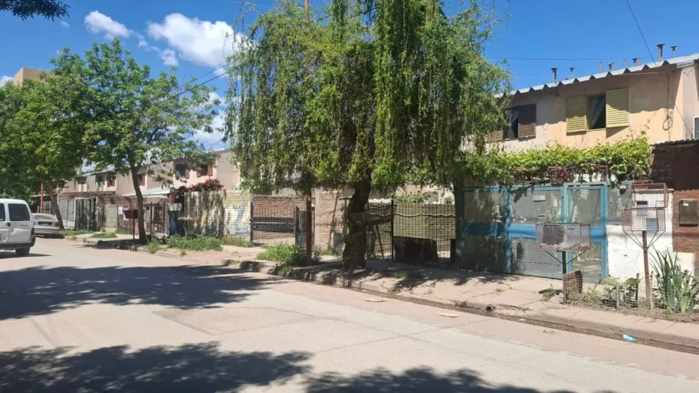 Personal de la Unidad 79 ingresó a la vivienda tras recibir el pedido de ayuda de la hija del hombre y logró rescatarlo./ Foto cipo360