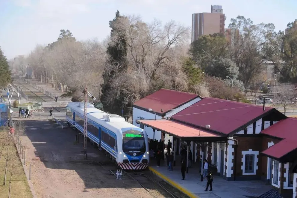 Se espera que la puesta en marcha del servicio de pasajeros en el transporte ferroviario logre descomprimir las rutas de la zona de la Confluencia. (Foto: gentileza)