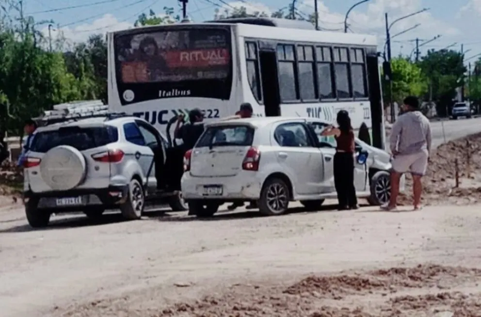  El choque entre un Toyota Etios y un colectivo ocurrió en la esquina de Arenales y Río Negro/ Imagen gentileza