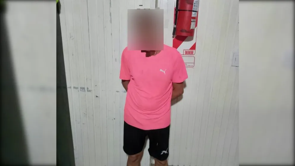 El hombre fue trasladado a la comisaría 7° de Cinco Saltos y se le inició una causa judicial por amenazas e intimidación pública. Foto: Policía de Río Negro.