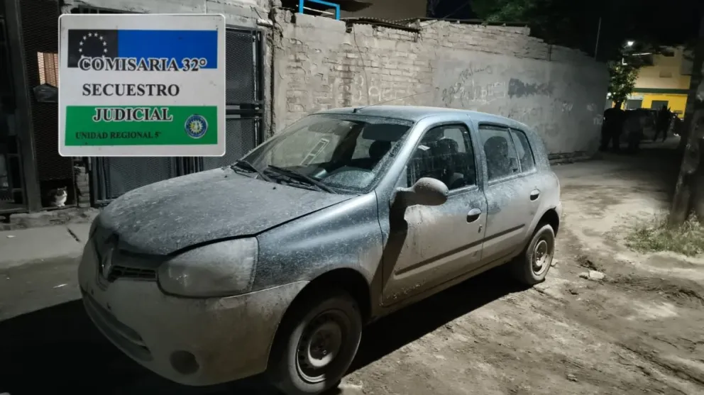 El Renault Clío se encontraba estacionado en uno de los accesos al barrio La Paz. Foto: Policía de Río Negro.