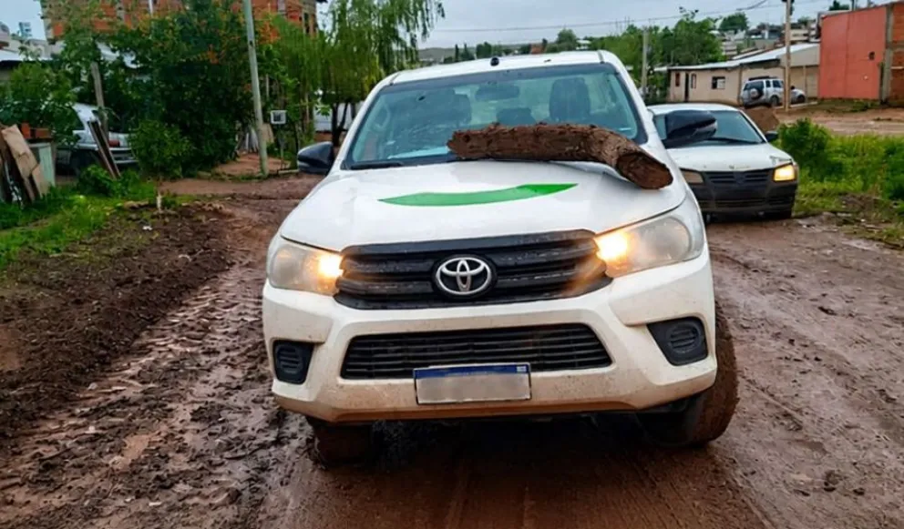 El violento episodio se produjo en el barrio Gran Neuquén. El imputado arrojó piedras y un tronco contra la camioneta de Desarrollo Social; y se enfrentó armado con un caño y un ladrillo a la policía. Foto: Prensa MPF Neuquén.