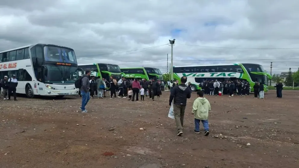 CIentos de hinchas del Club Cipolletti partieron hacia San Francisco, Córdoba el pasado sábado 24. Foto Cipo360