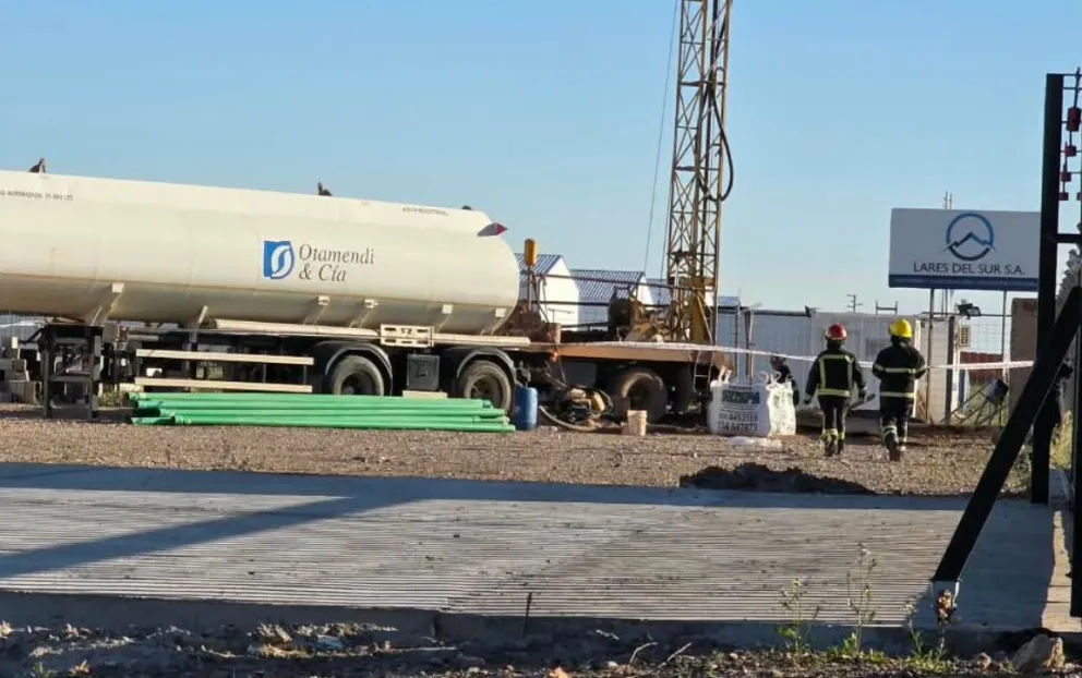 El equipo estaba perforando a unos 120 metros de profundidad cuando apareció una "mezcla explosiva" de gases. Foto: gentileza Centenario Digital.