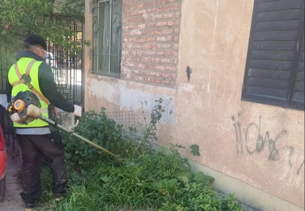 La municipalidad de Cipolletti implementó un plan de mantenimiento en los complejos de viviendas. Foto: Prensa Municipal.