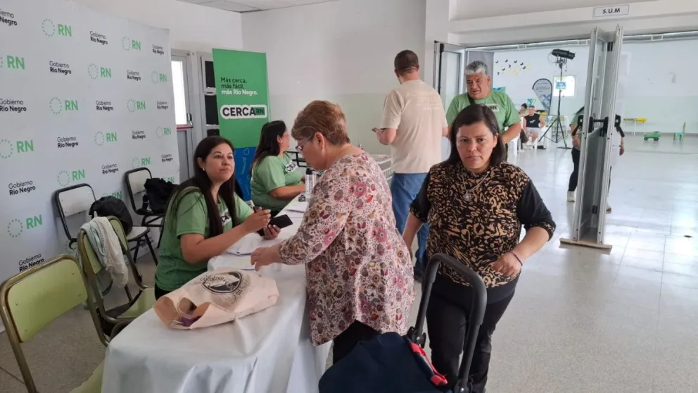  El programa Cerca reúne organismos provinciales en distintas localidades para facilitar trámites gratuitos . foto gentileza 